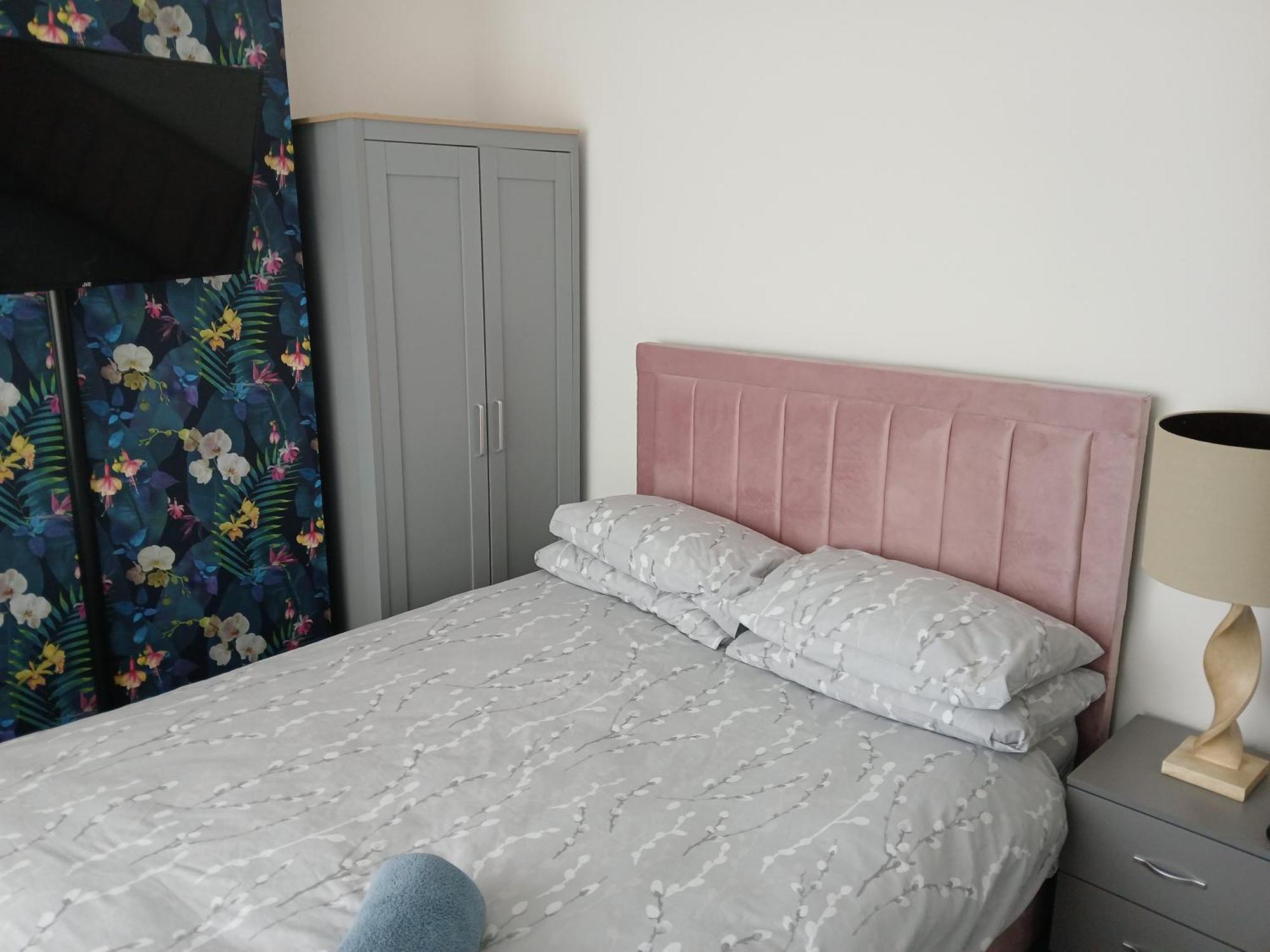 The White House Homestay *
